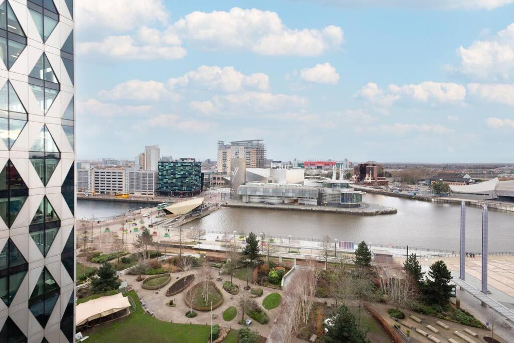 Apartment Stylish Mediacity 2bed, Sleeps 6, Amazing Views Manchester