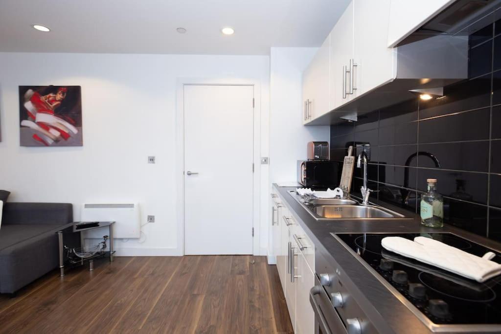 Stylish Mediacity 2bed, Sleeps 6, Amazing Views Apartment
